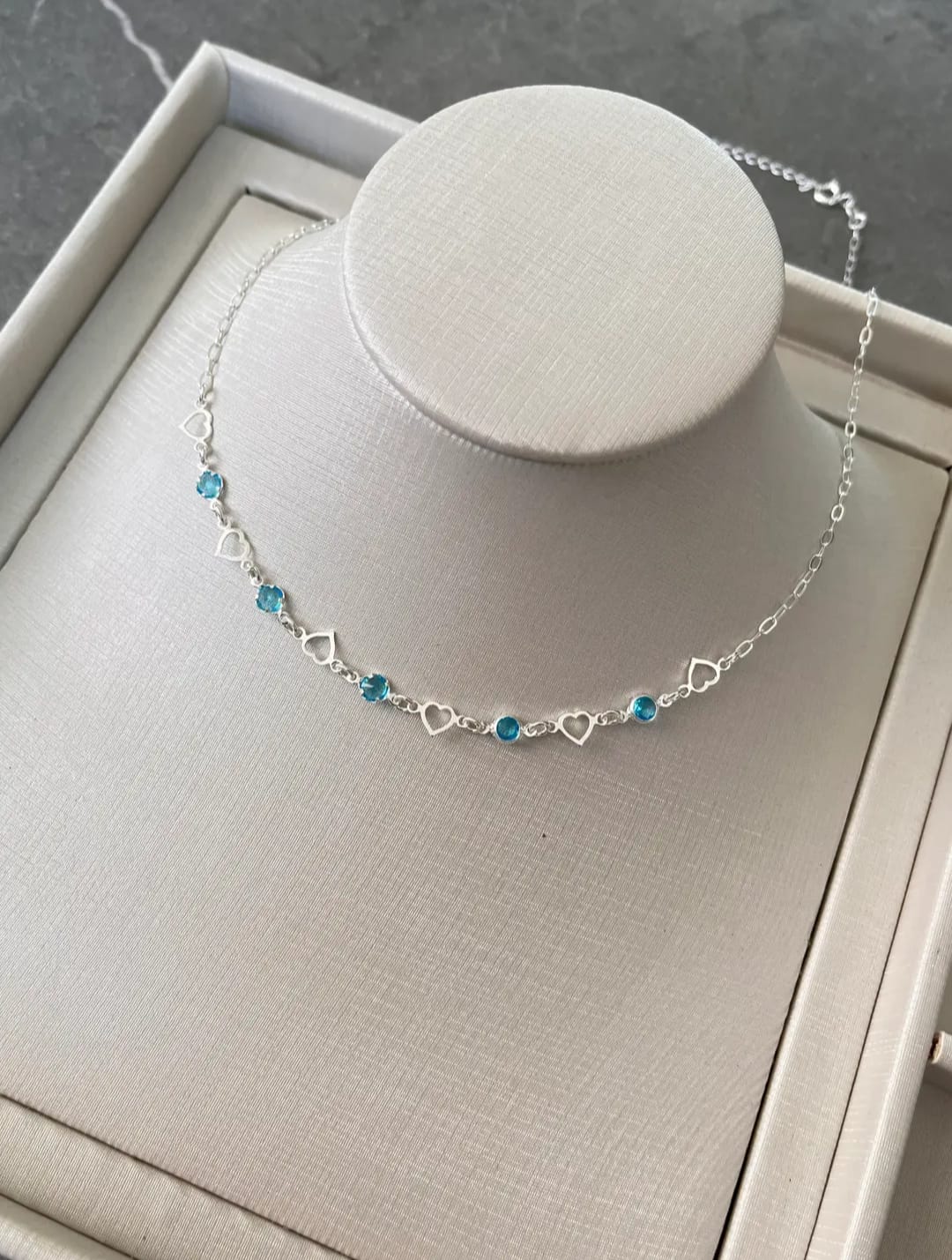 Chocker corações vazados azul claro em prata 925