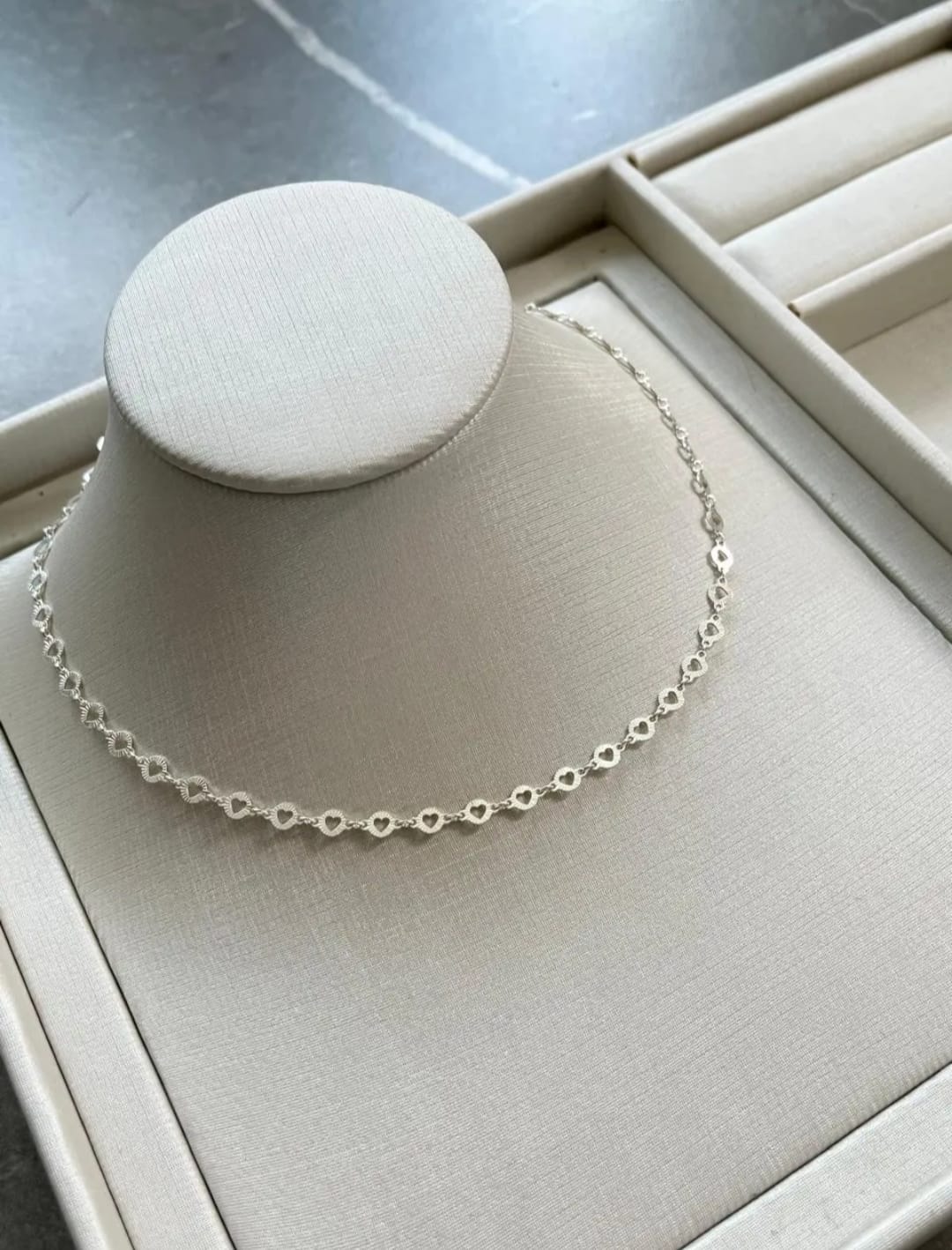Chocker inteiriça corações vazados em prata 925