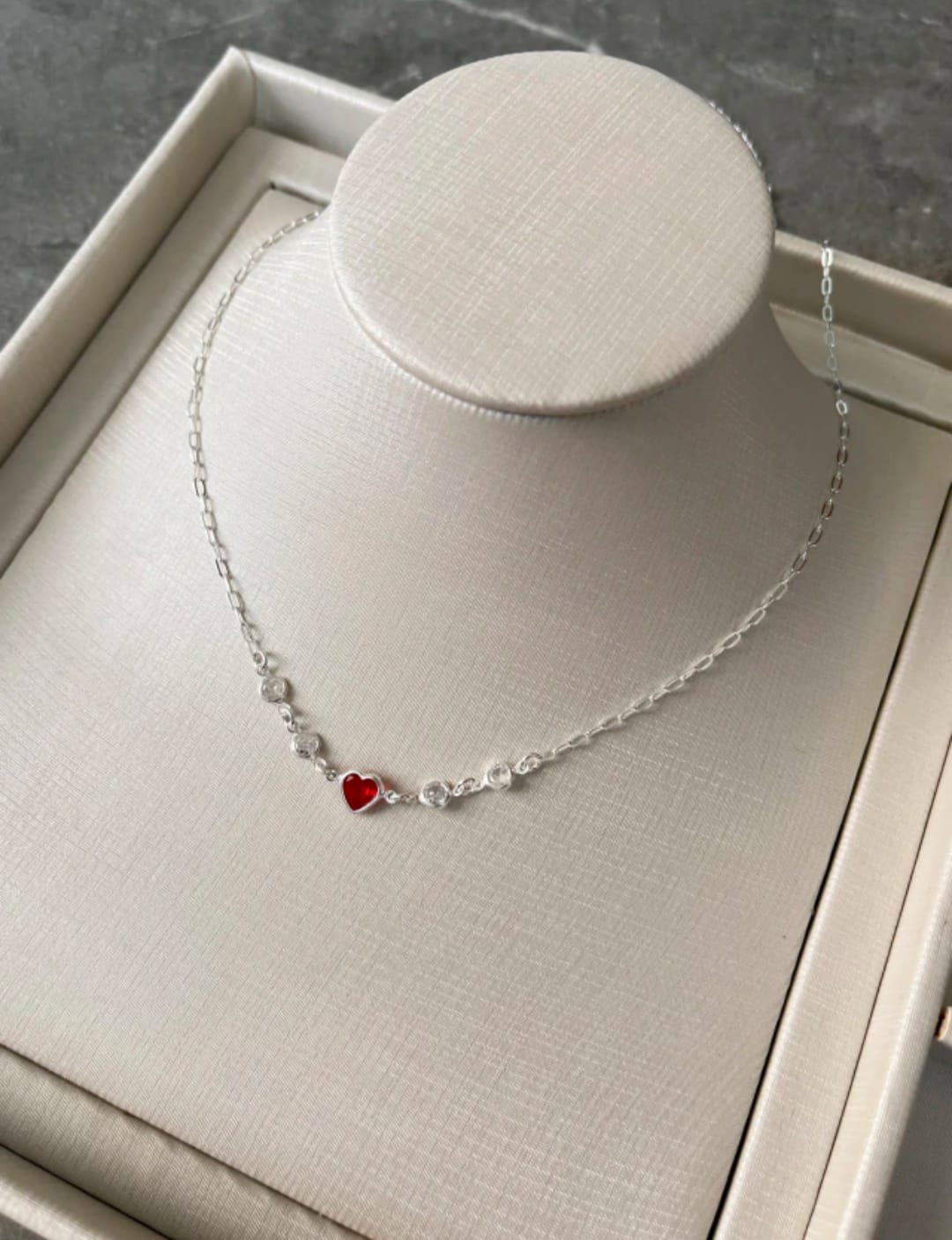 Chocker coração vermelho com pontos de luz em prata 925