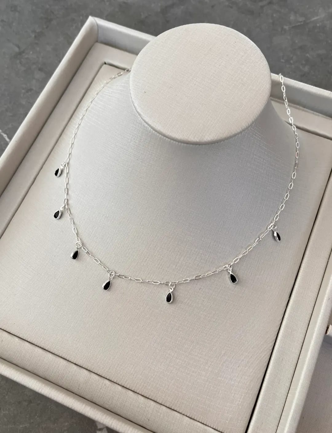 Chocker Gotas Penduradas Preta em prata 925