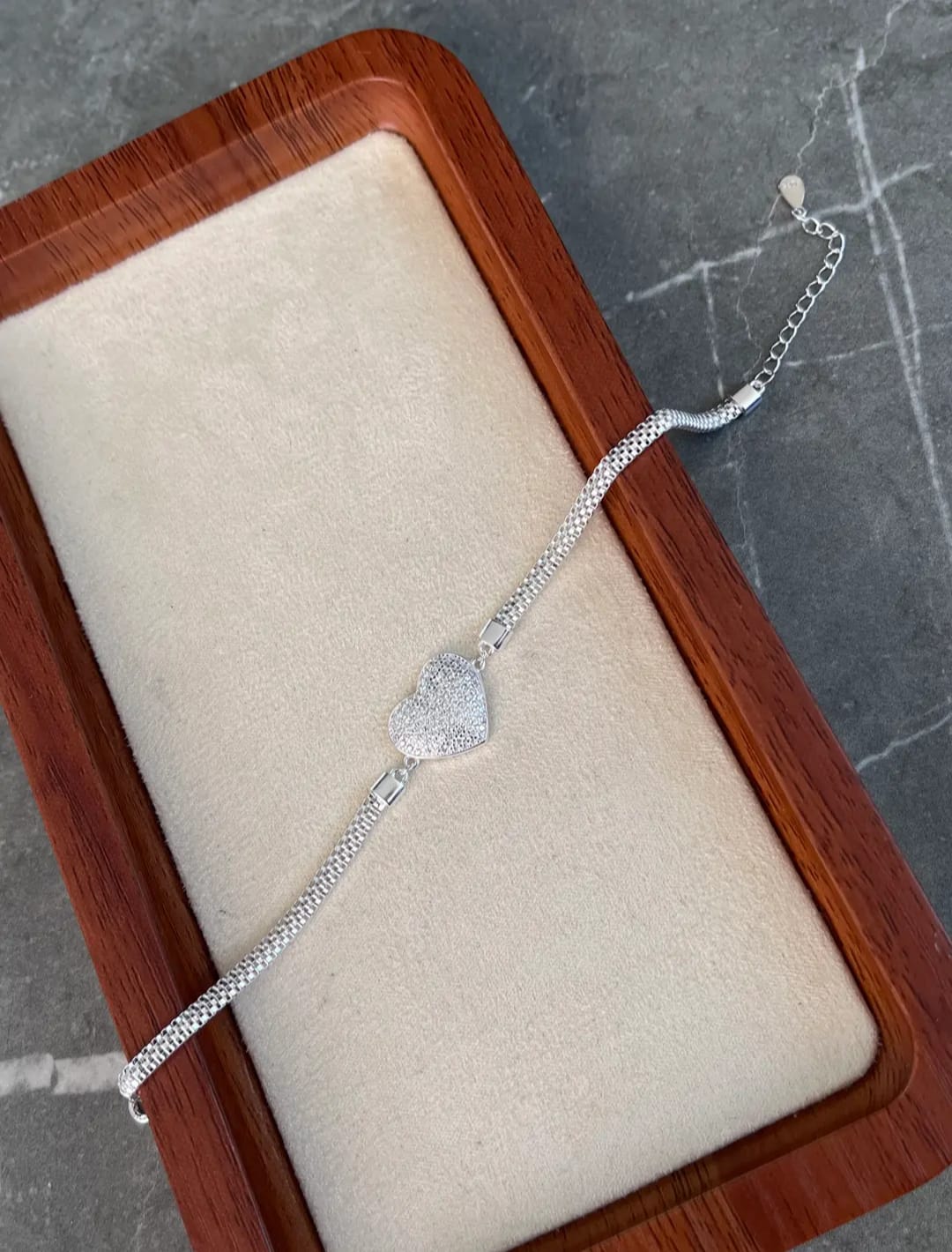 Pulseira esteira coração cravejado G em prata 925